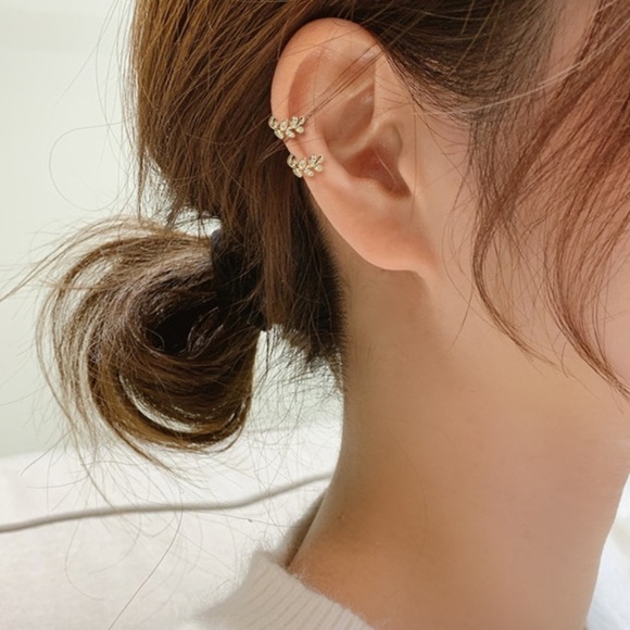 Rhinestone Leaf Ear Cuff (1 pc.) - Picture 1 of 7